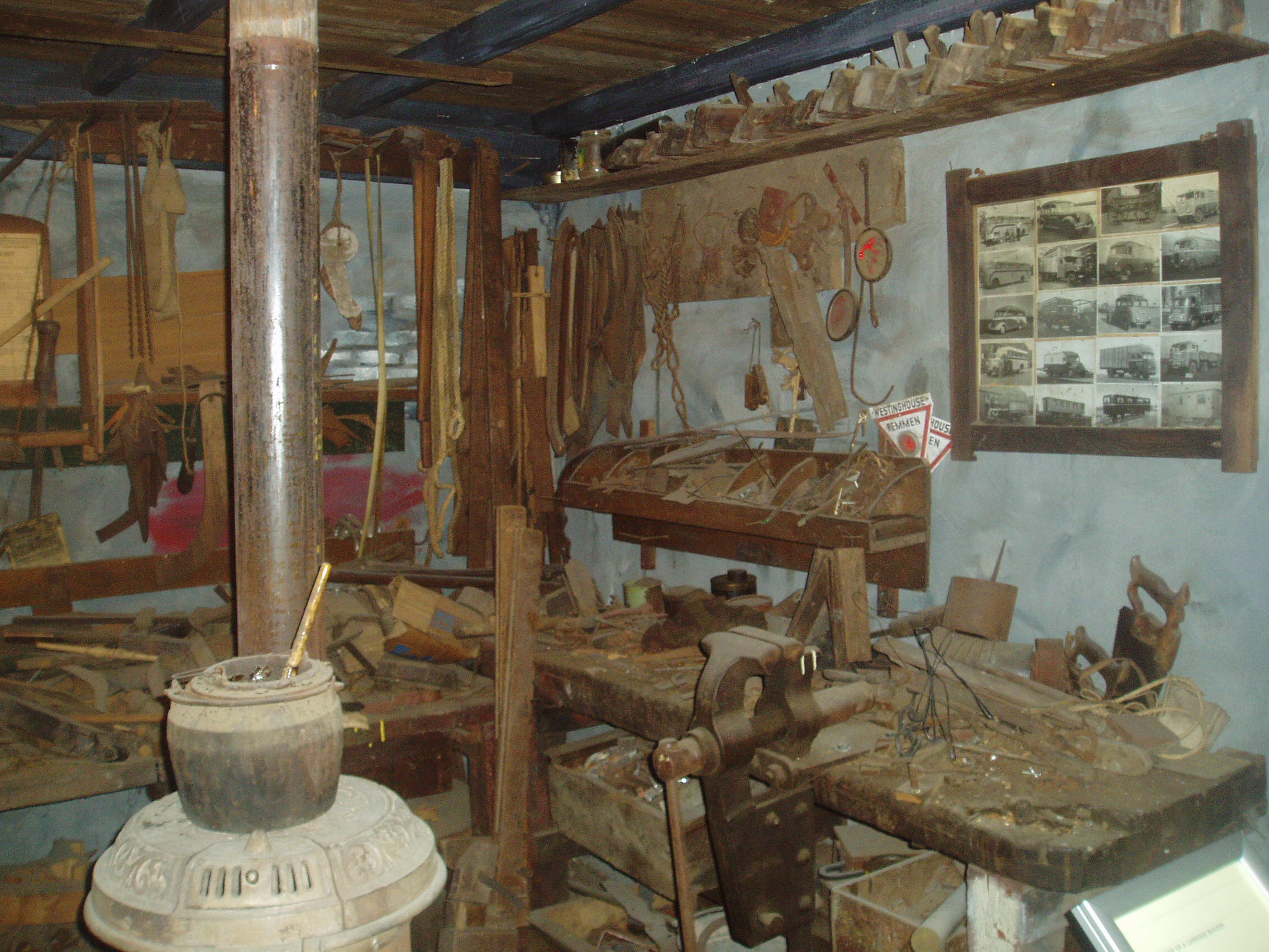 Historische werkplaats met antiek gereedschap