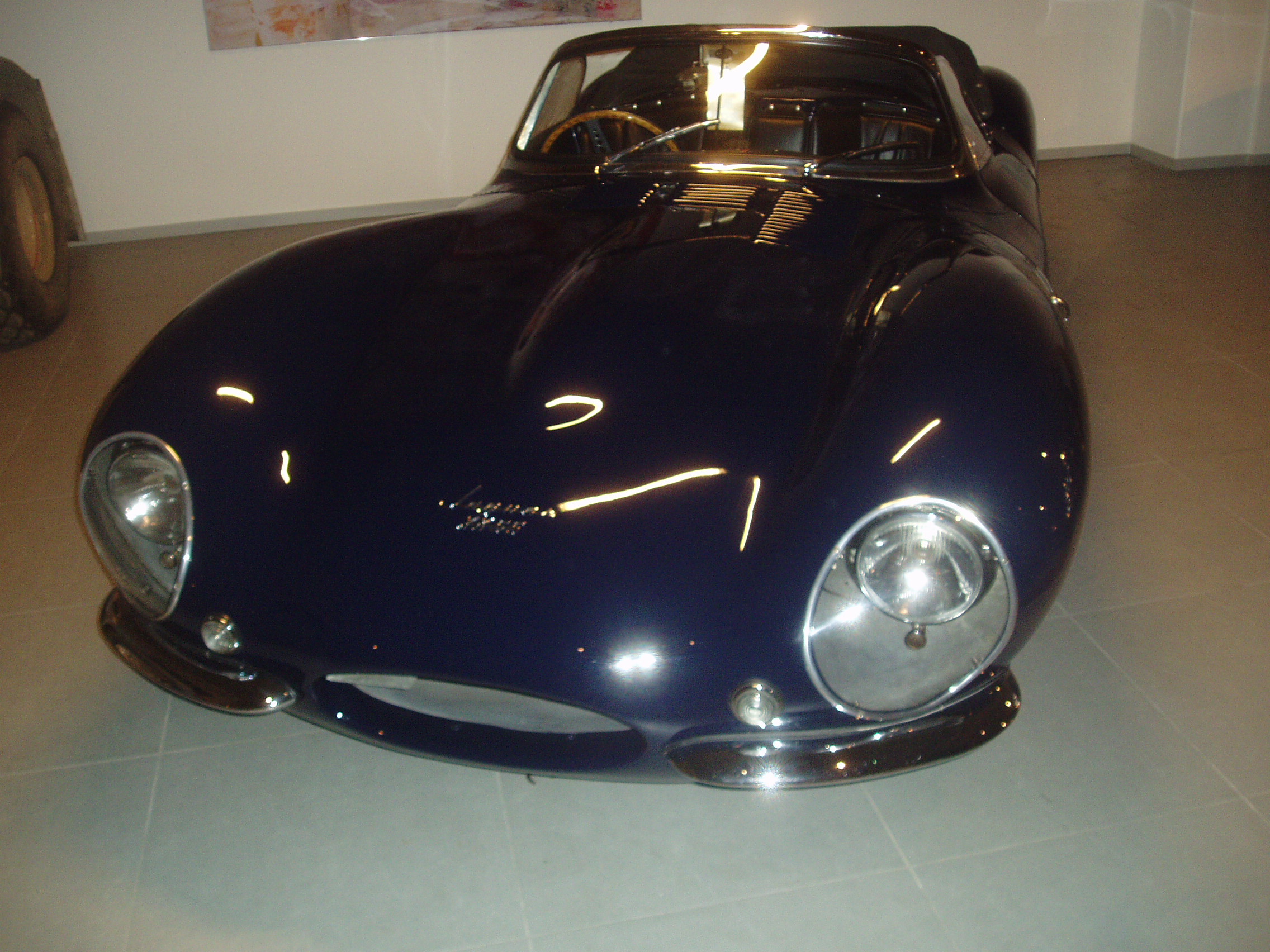 Donkerblauwe klassieke roadster in museumhal