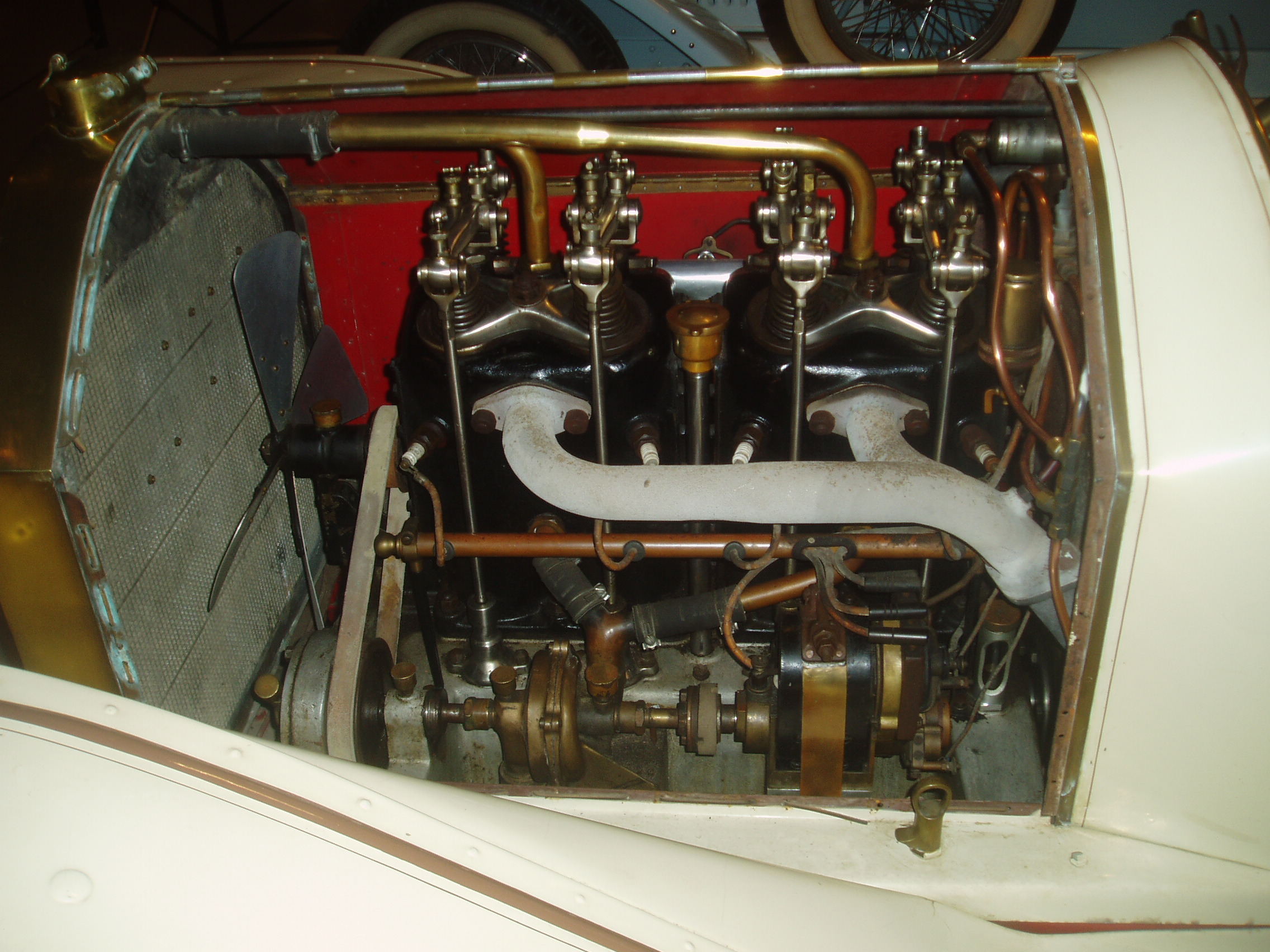 Vintage viercilinder motor met koperen carburateurs