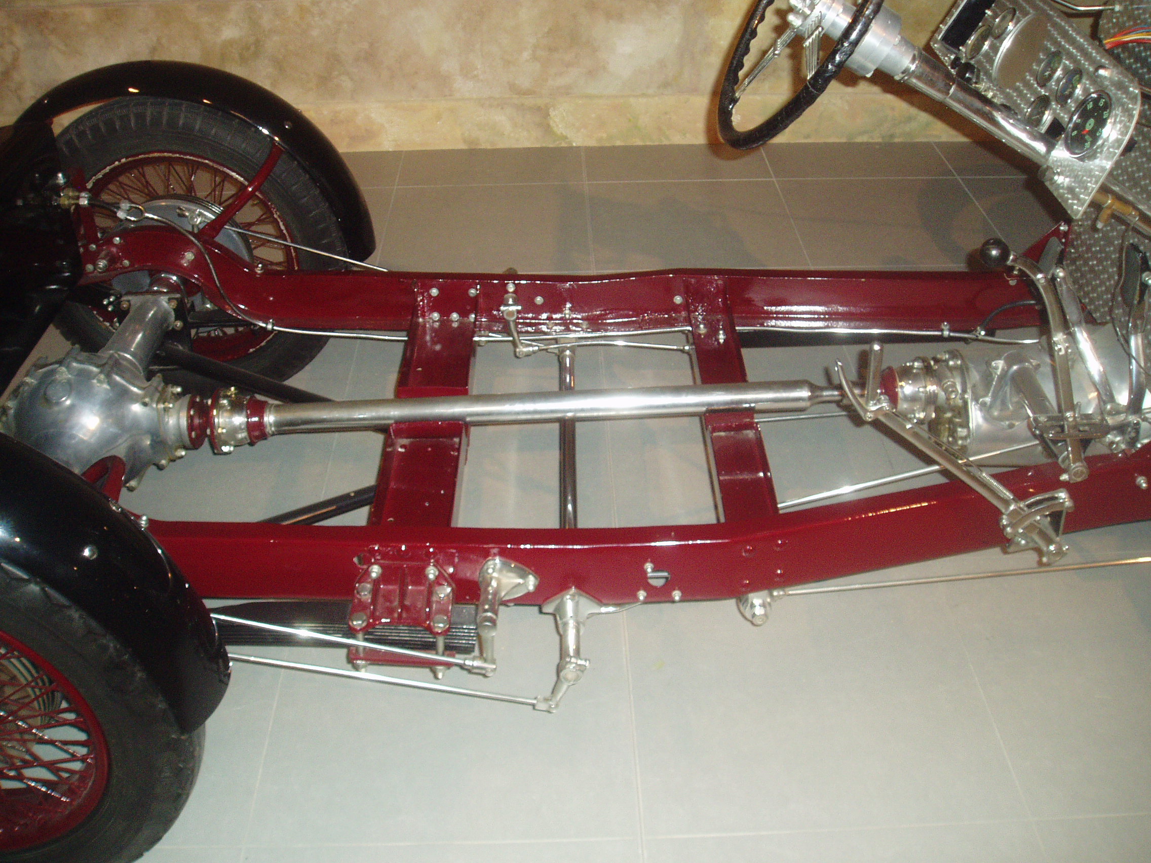 Gerestaureerd vintage chassis met spaakwielen