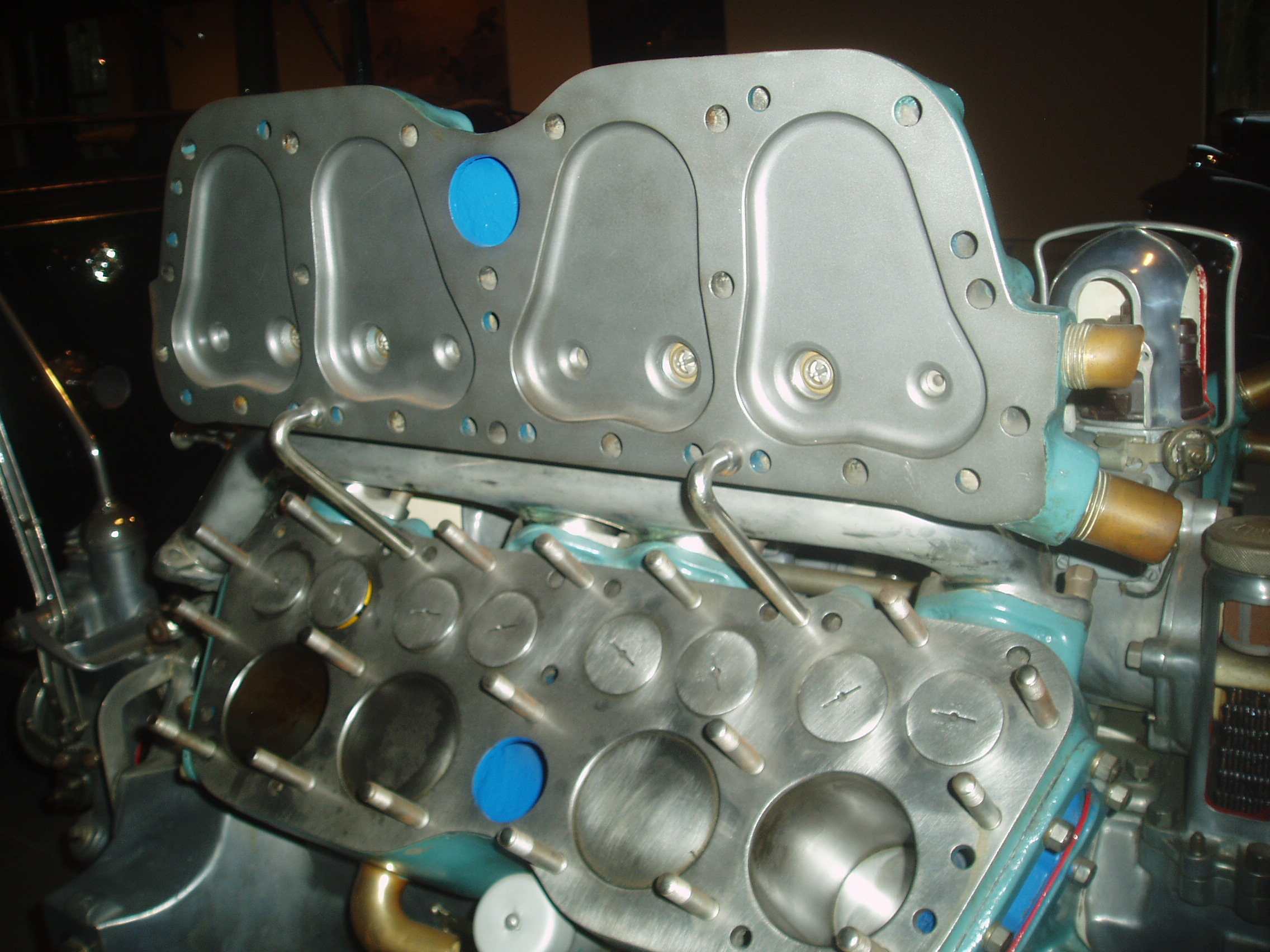 Doorsnede van een klassiek V8 motorblok