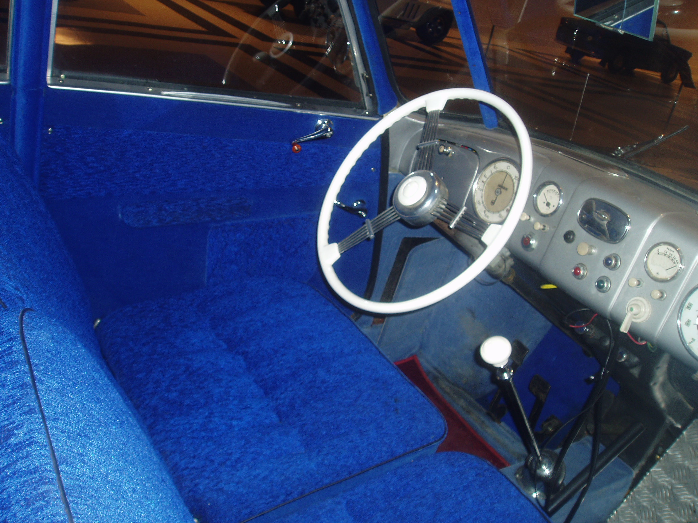 Blauw interieur met wit stuur van een klassieke auto