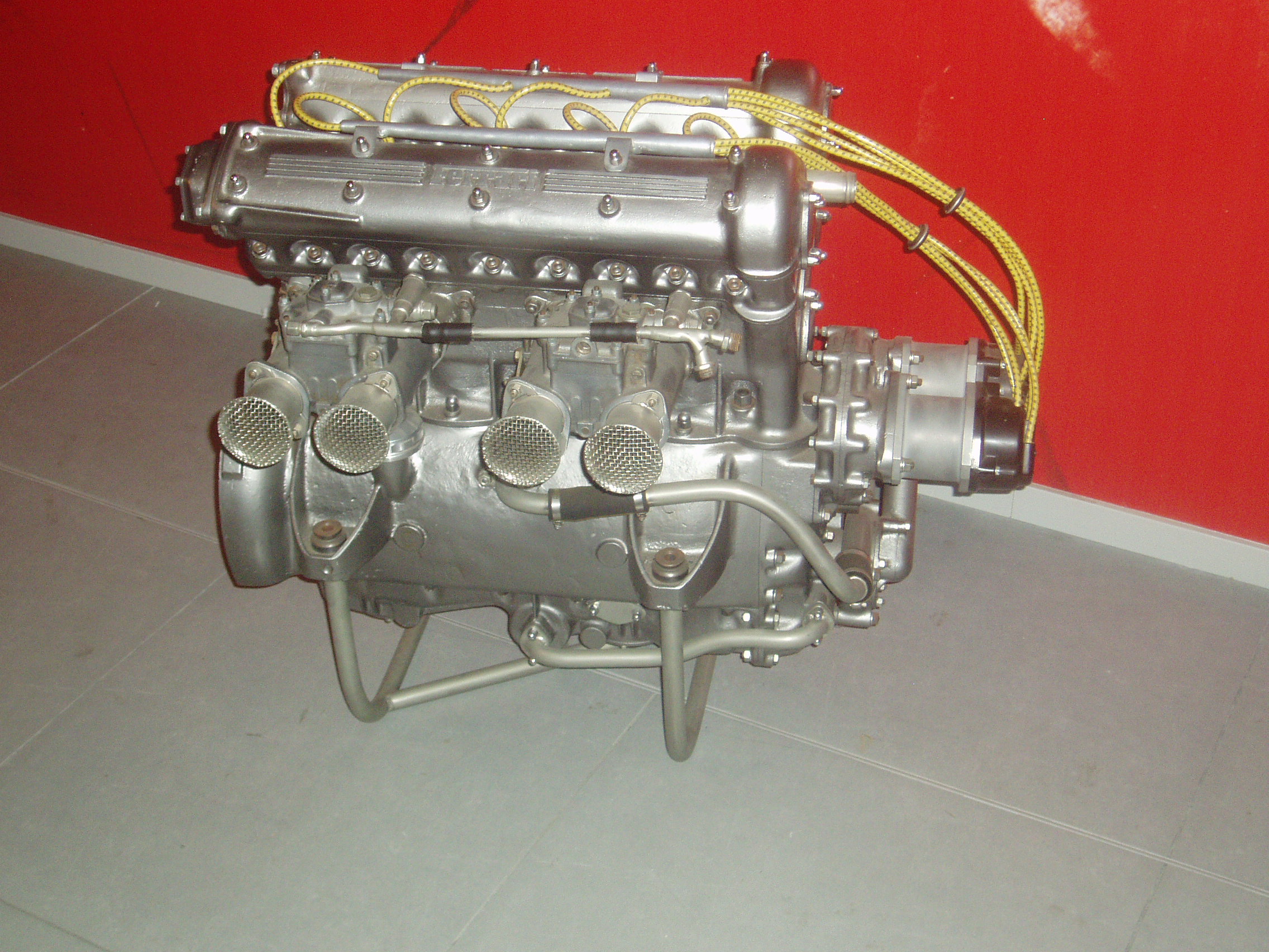 Gerestaureerde zescilinder racemotor op display