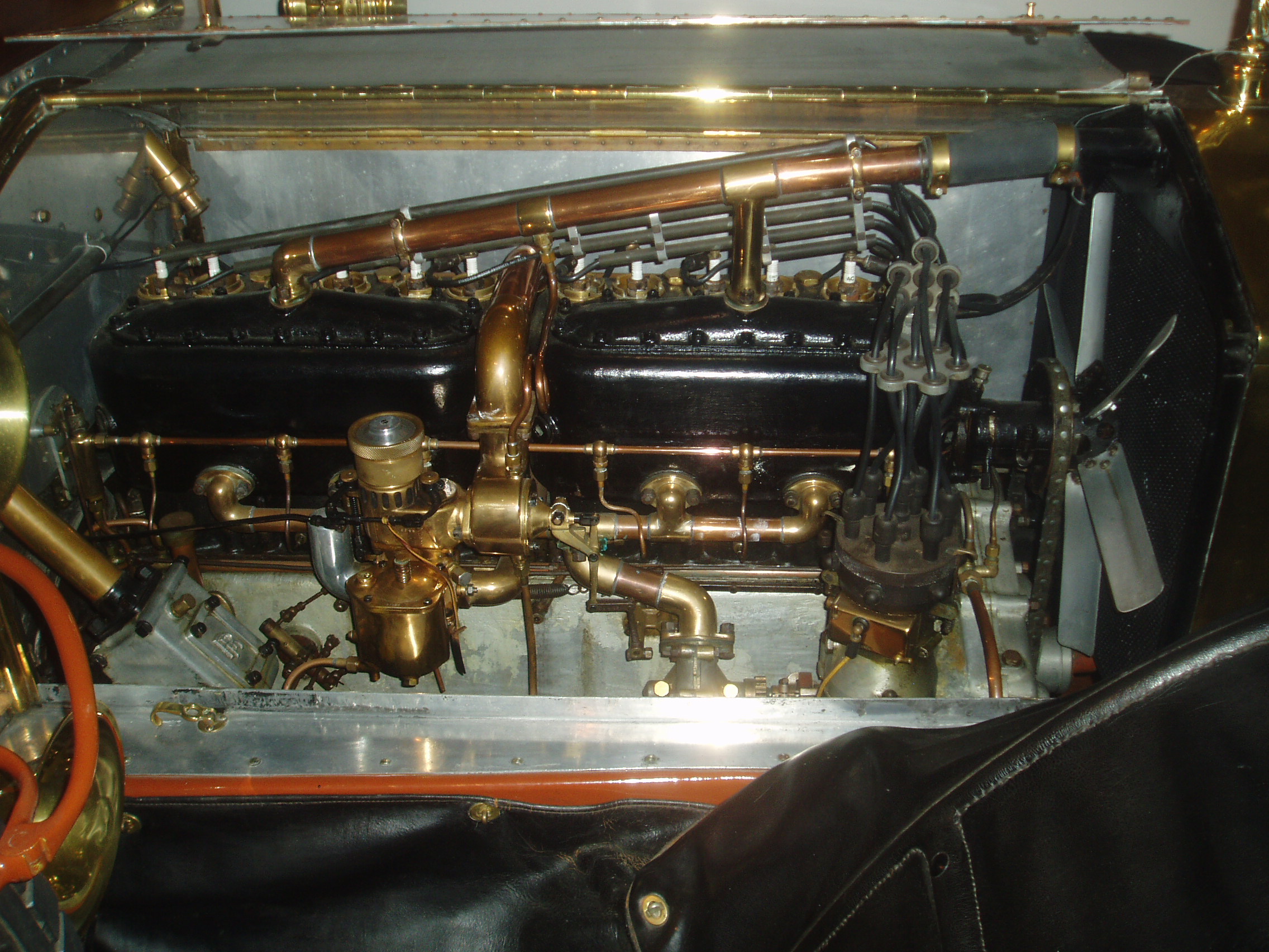 Motorruimte met koperen leidingen uit het messing-tijdperk