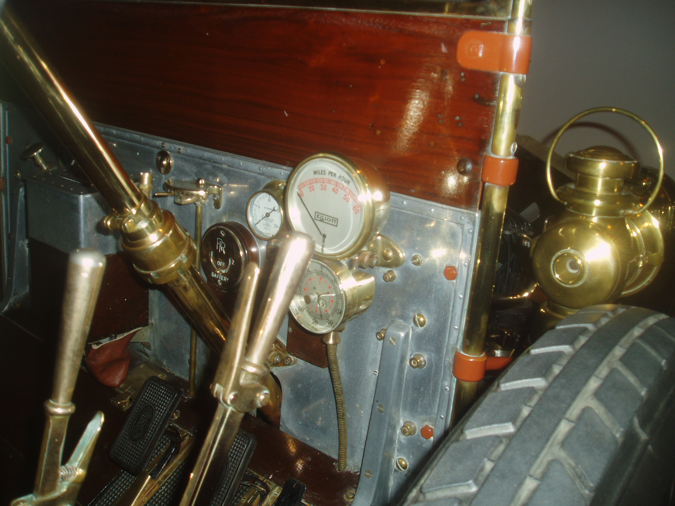 Dashboard met koperen instrumenten en olielamp uit begin 1900